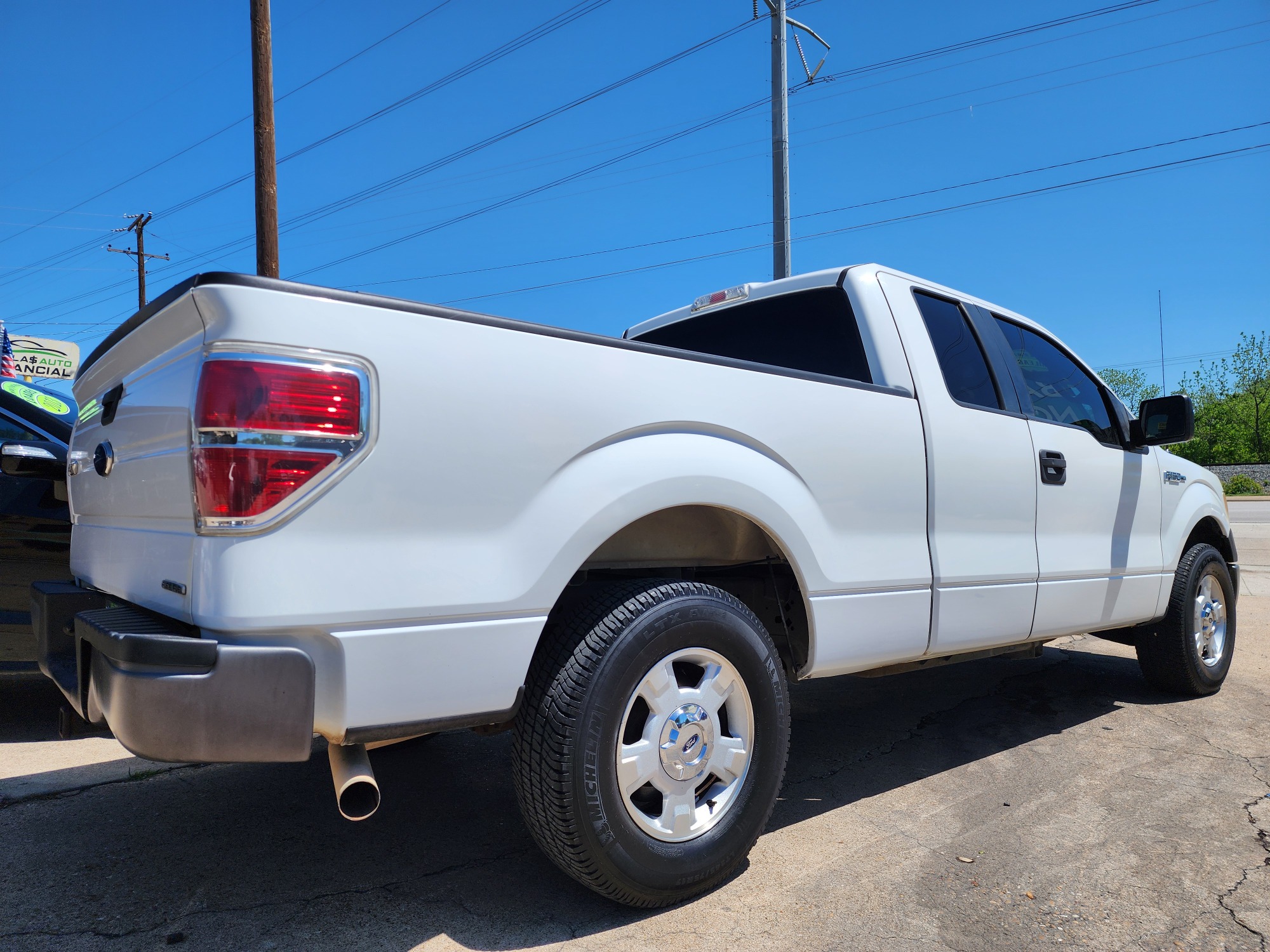 2011 WHITE Ford F-150 XLT SuperCab (1FTFX1CF4BF) with an 5.0L V8 engine, 4-Speed Automatic transmission, located at 2660 S.Garland Avenue, Garland, TX, 75041, (469) 298-3118, 32.885387, -96.656776 - Welcome to DallasAutos4Less, one of the Premier BUY HERE PAY HERE Dealers in the North Dallas Area. We specialize in financing to people with NO CREDIT or BAD CREDIT. We need proof of income, proof of residence, and a ID. Come buy your new car from us today!! This is a very well cared for 2011 FO - Photo #3